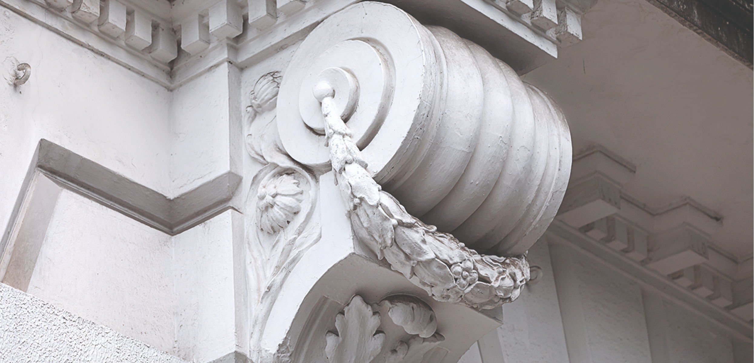 Detalhe arquitetônico: Sancas de gesso aplicadas na fachada externa do edifício.